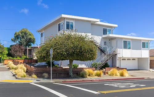 18 Orange Ave W Photo 1
