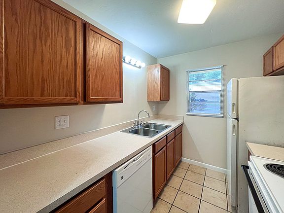 5th image of 2622 SW 38th Pl APT C
