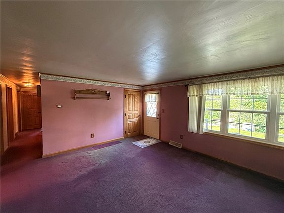 4th image of 607 Ridge Ave E