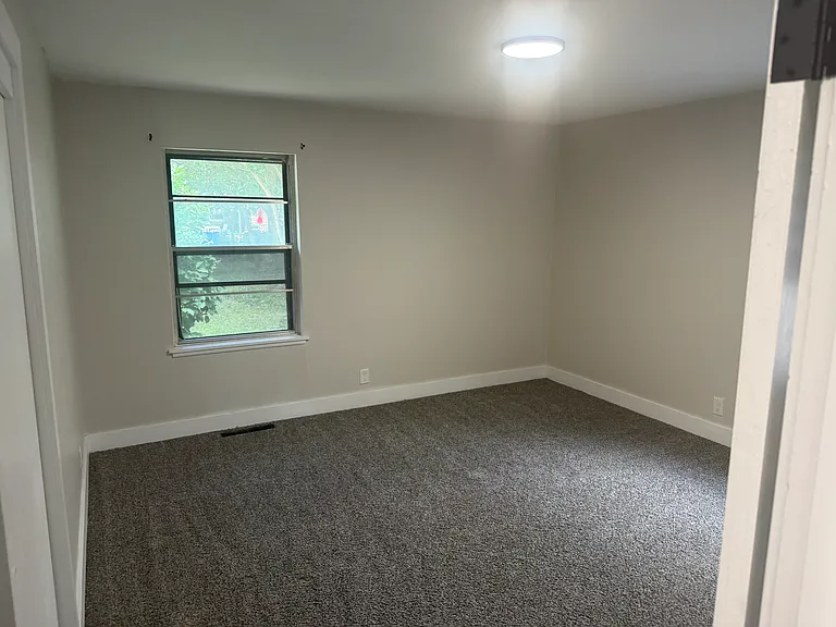 143 N Westchester Ave — Photo 27