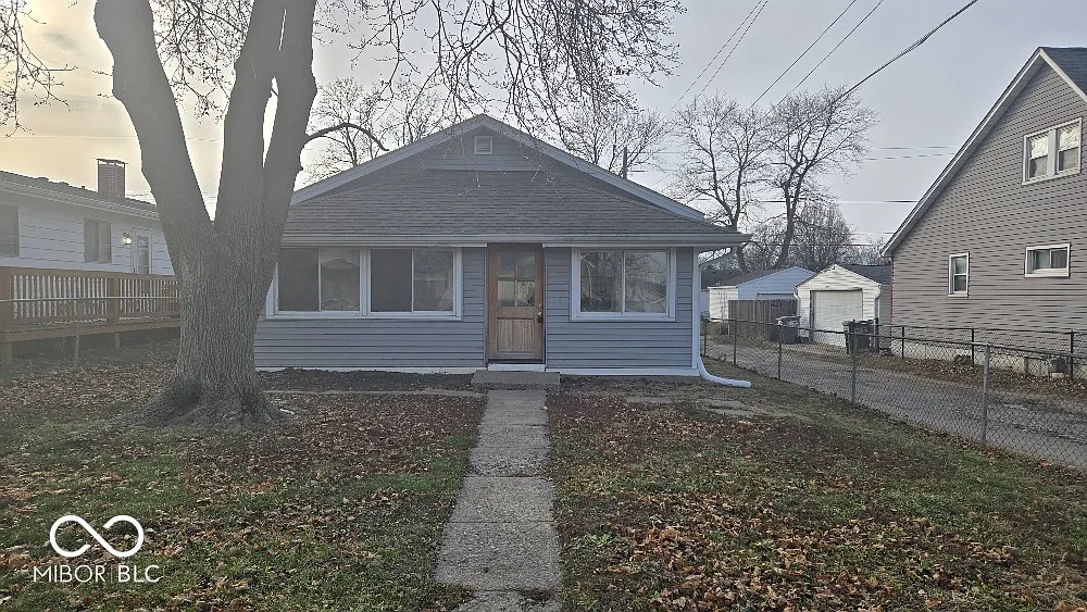 1601 Hoefgen St photo 1
