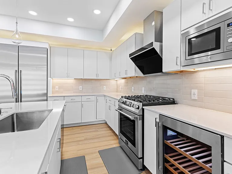 3304 SW 49th Ter — Photo 10