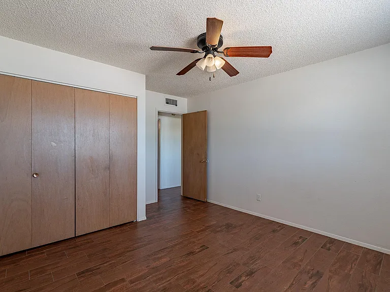 239 E Erie Dr — Photo 27
