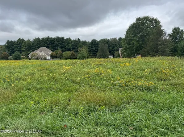 16 Fairway Ln, Sugarloaf, PA 18249