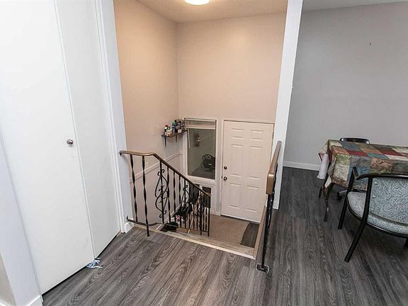 4th image of 12 S Valley Cres