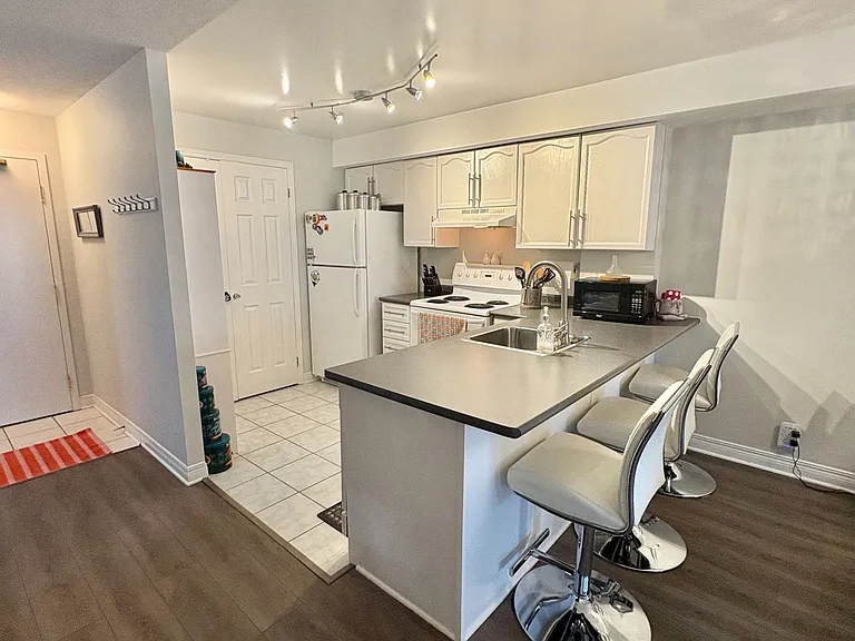 429 Somerset St W #402 — Photo 14