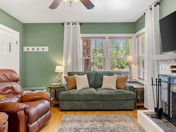 ChatGPT said:

Inviting living room with a 55" Smart TV, pull-out sofa, and gas fireplace.
