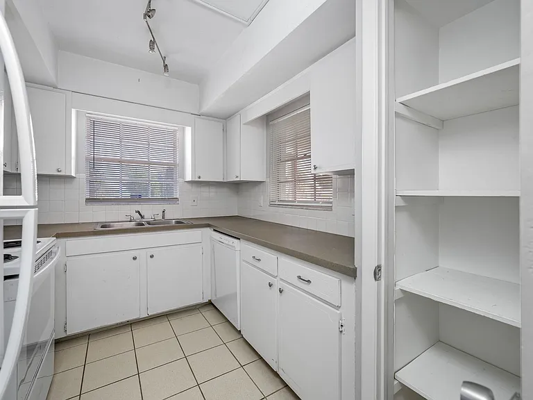 Lake Tarpon Apartments — Photo 42