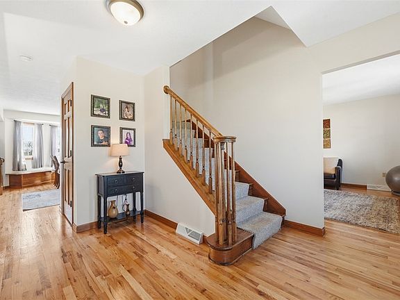 5th image of 100 Walnut Dr