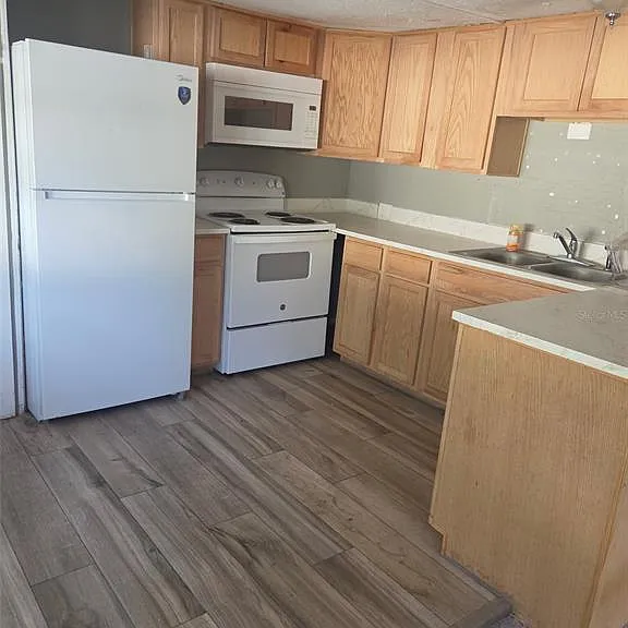 906 Estelle Ave — Photo 2