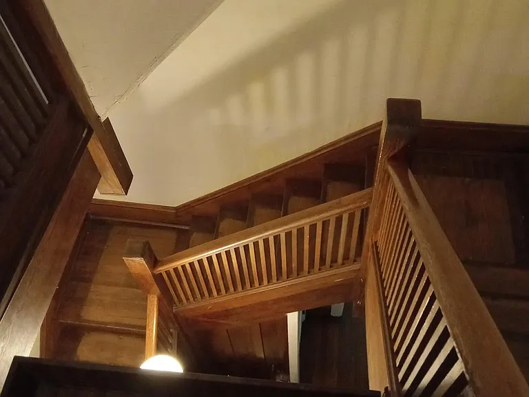 Apt 3 - oak staircase