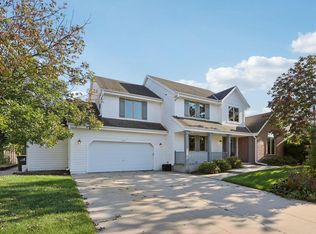 2217 Deer PATH, Waukesha, WI 53189