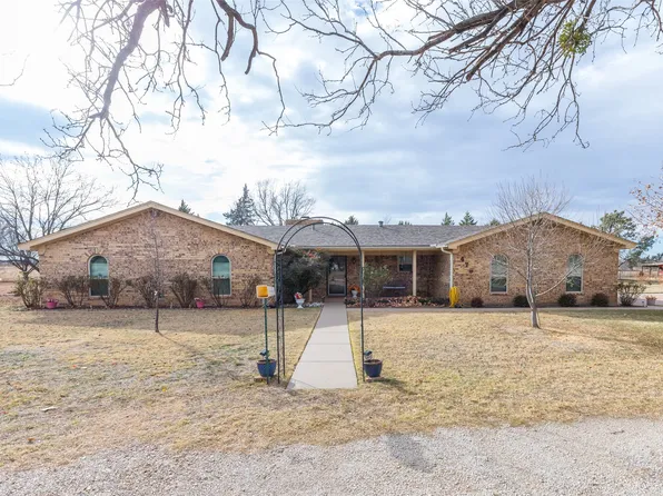 476 Scott St, Tye, TX 79563
