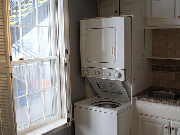 4th image of 2311 Wealthy St SE