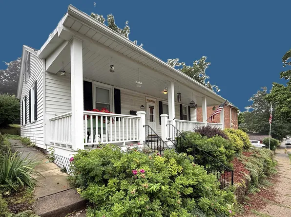 125 S High St, Galena, IL 61036