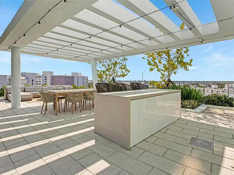 9221 E Bay Harbor Dr #512 — Photo 37