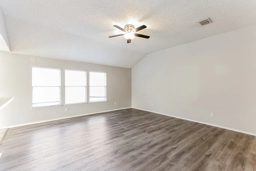 3 bed, 2.0 bath, 1618 sqft, $2,160 — Photo 4