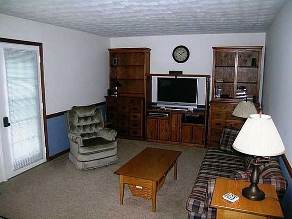 3rd image of 975 Forest View Ct