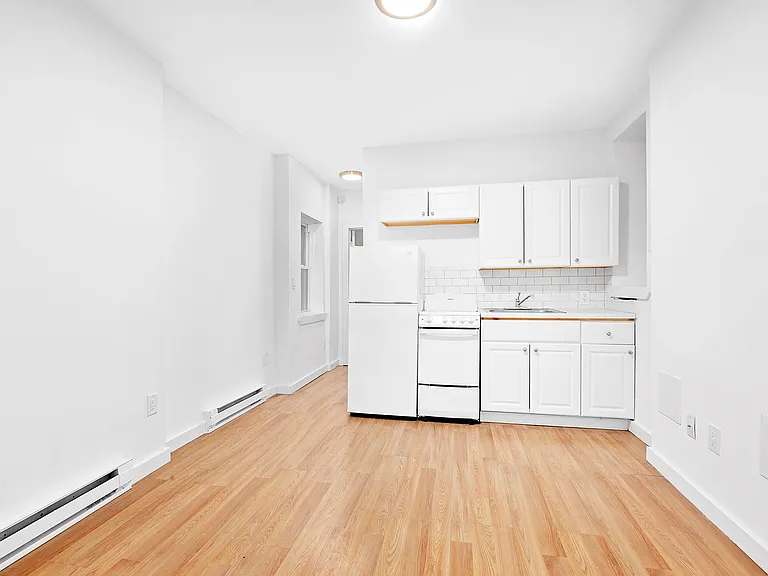 412 E 9th St #8 — Photo 2