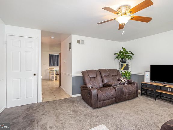 5th image of 7849 Saint Claire Ln