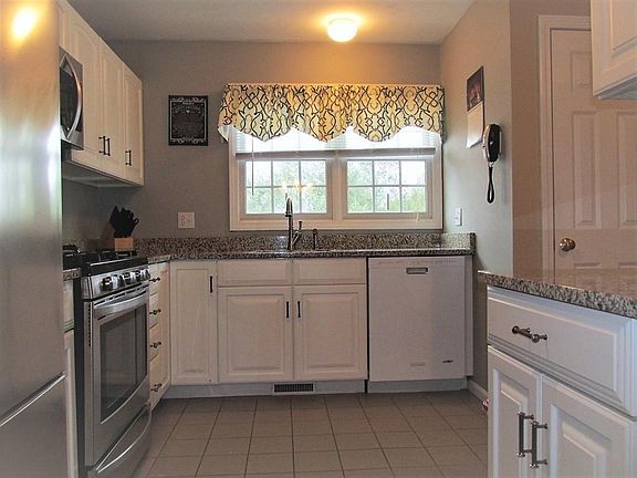 3rd image of 1020 Thayer St