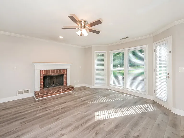2570 Broadmoor Ct — Photo 8