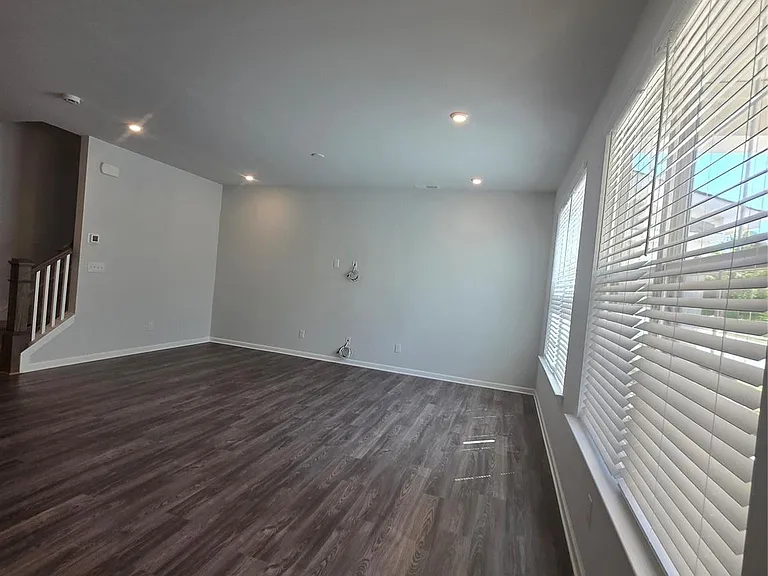 5240 Kinsbridge Dr — Photo 15
