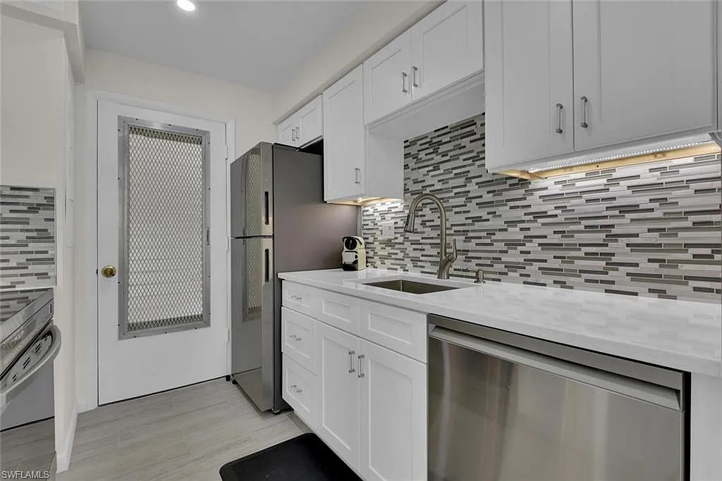 2 bed, 2.0 bath, 850 sqft, $5,750 — Photo 3