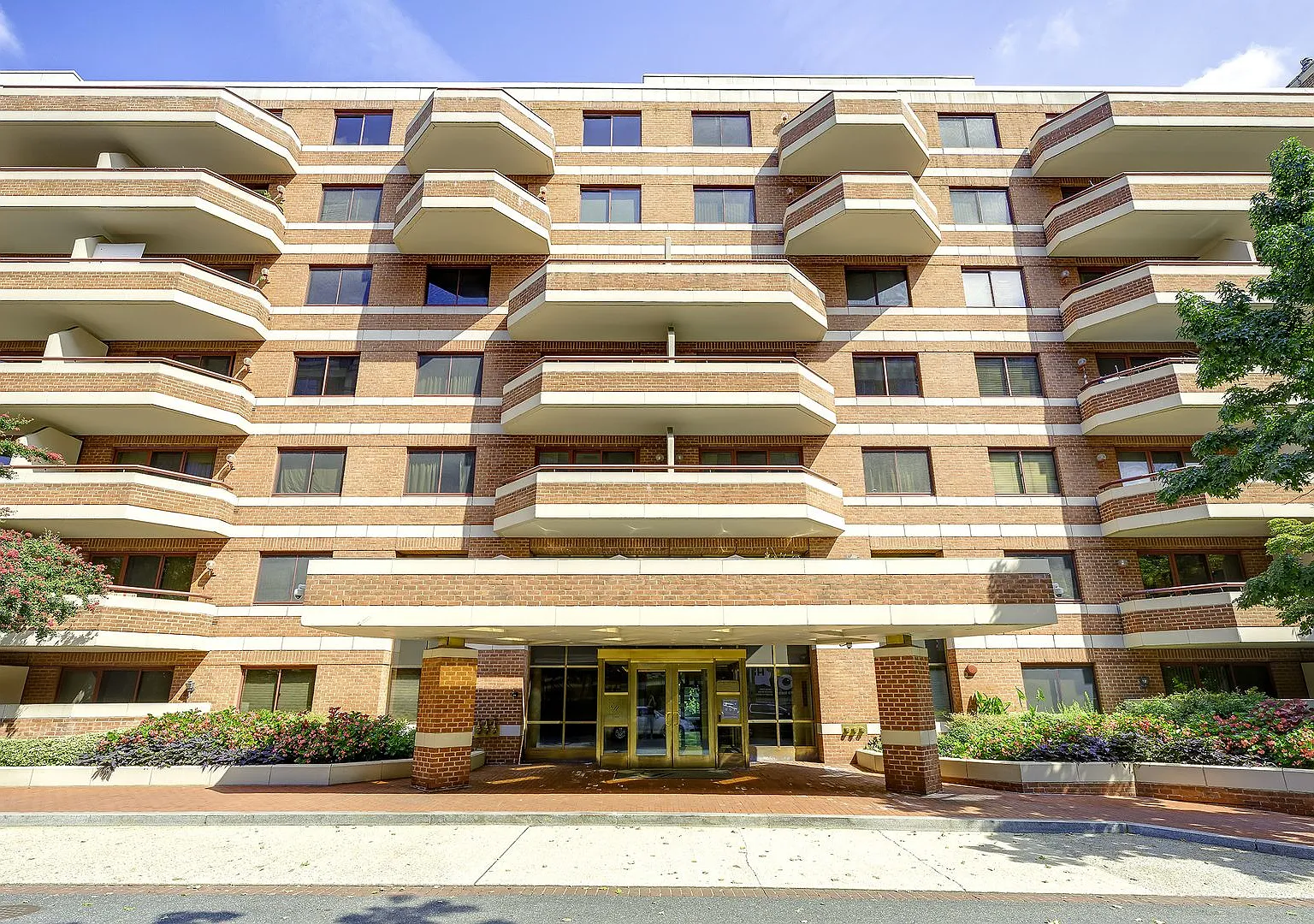 Furnished West End 1br Residence Incl Parking & Utilities Is Move-In Ready — Photo 1