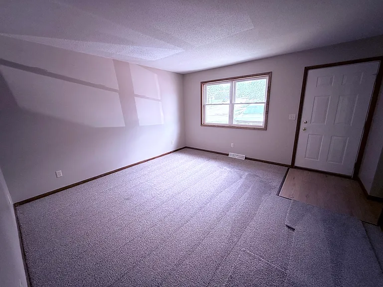 4052 Canterbury Dr — Photo 1