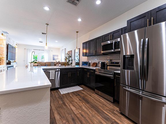 5th image of 842 NW 9th Avenue