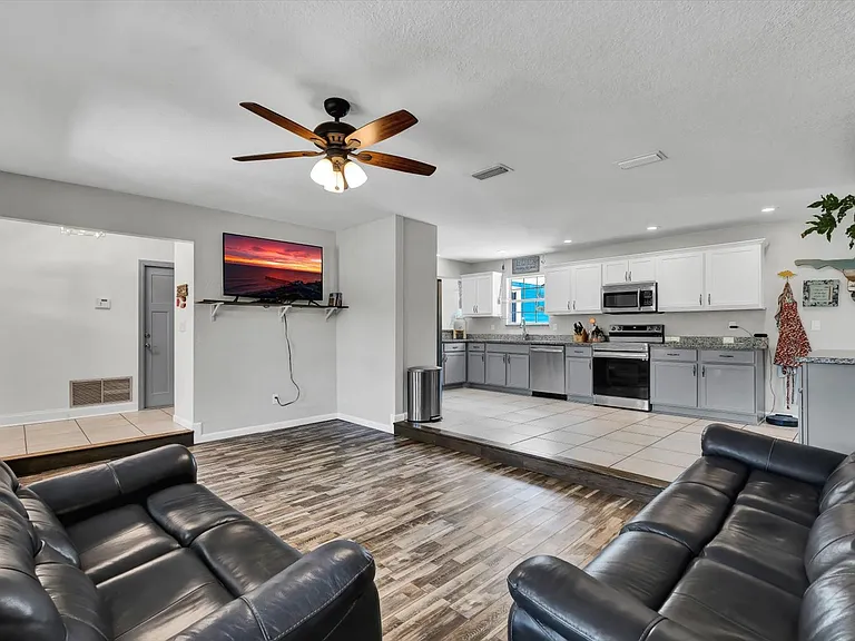 245 Country Circle Dr E — Photo 4