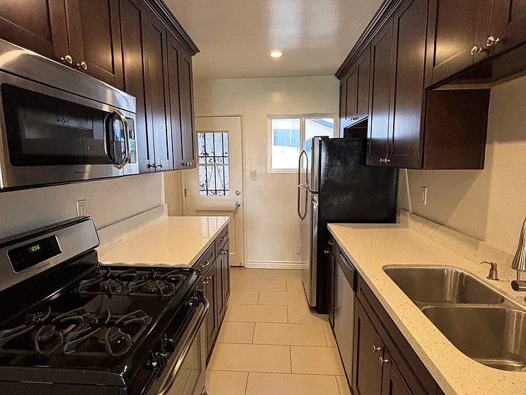 1000 N Orange Grove Ave #10 — Photo 9