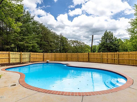 3rd image of 635 Peterson Ln
