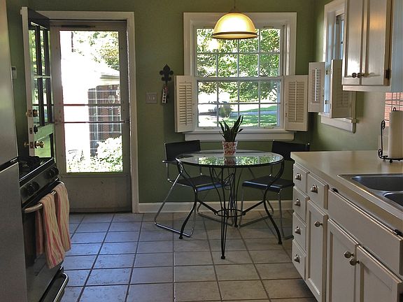 Eat In Kitchen w/ Gas Range