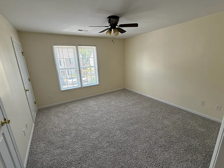 33 Cheltenham Dr — Photo 23