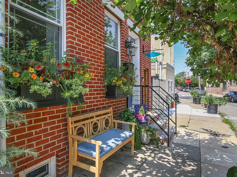 2328 E Fletcher St — Photo 50