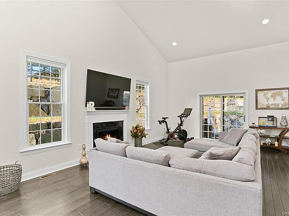 5th image of 32 Deforest Dr