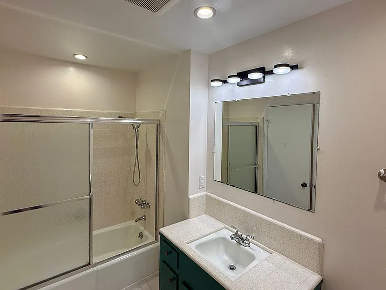 817/819 E Dana St — Photo 12