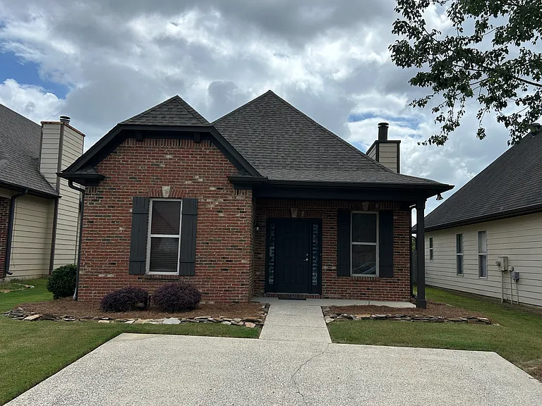 1108 Washington Dr — Photo 1