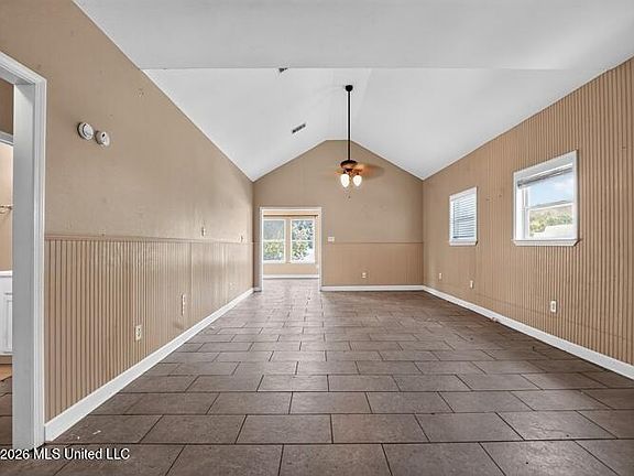 5th image of 304 Vacation Ln