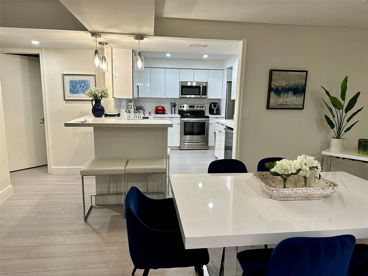 2 bed, 2.0 bath, 1400 sqft, $6,000 — Photo 2