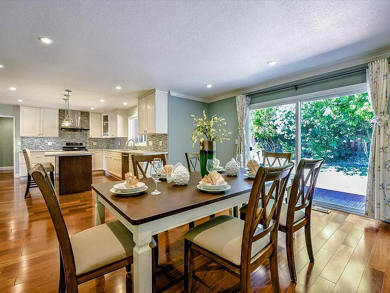 300 Salsbury Dr — Photo 3