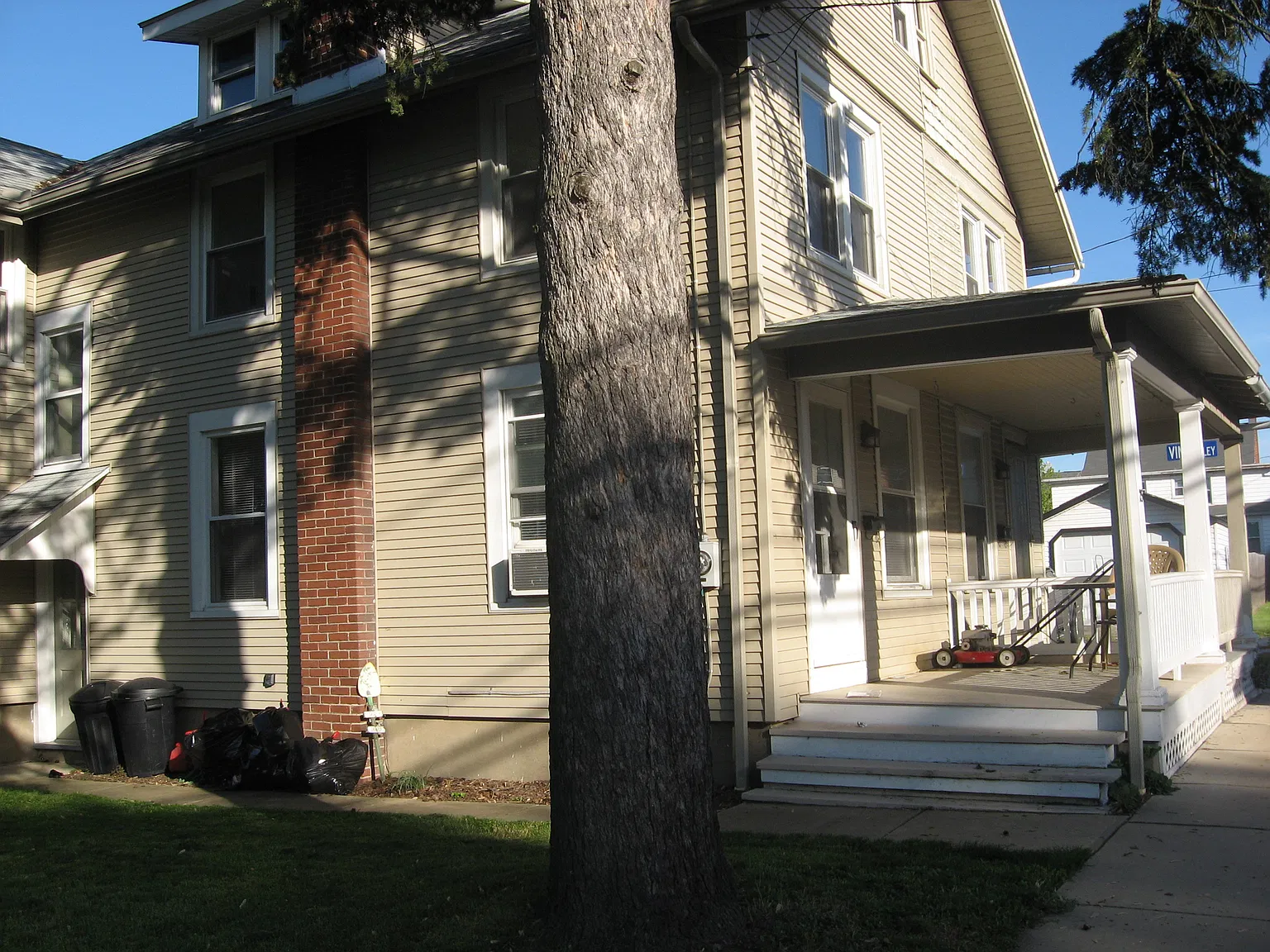 2 bed, 1.5 bath, 1143 sqft, $1,300 — Photo 2