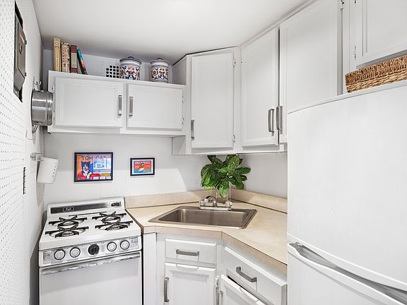 4th image of 142 W 82nd St APT 5