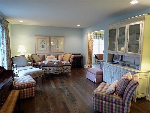 Recessed lighting, crown molding