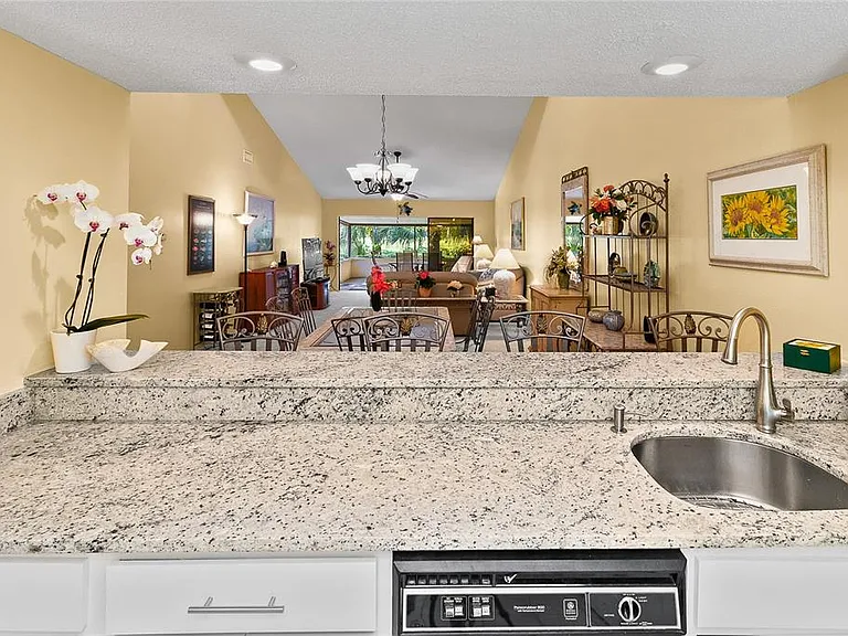 4660 La Jolla Dr — Photo 8