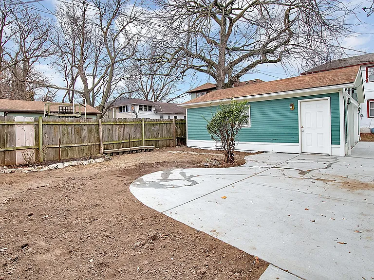 1015 W Franklin Ave — Photo 5
