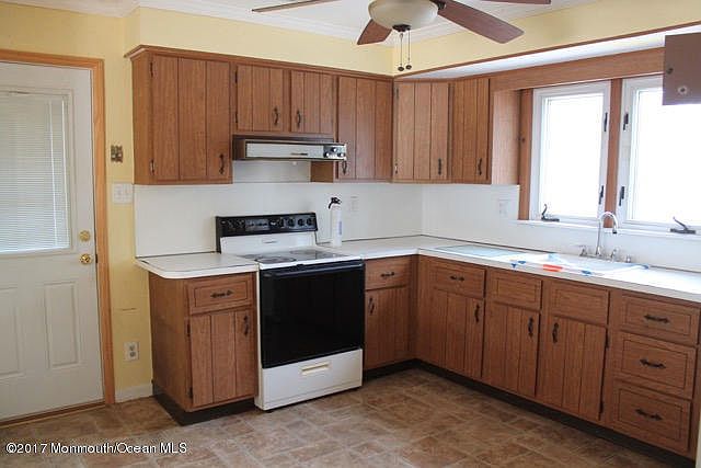 1st image of 35 Pine Brook Dr