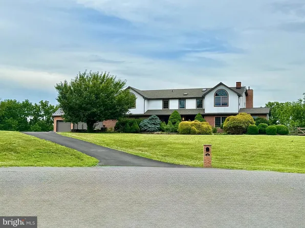 24 Lehmann Dr, Douglassville, PA 19518